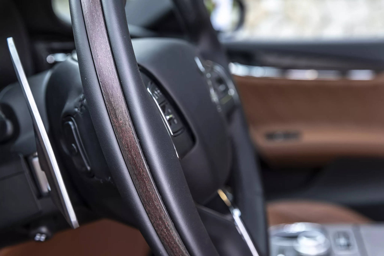 Tựa đầu có thêu logo cây đinh ba và hành khách khi bước vào trong xe chắc chắn sẽ chú ý đến dòng chữ Quattroporte Grand Finale nổi bật ở bệ cửa. Ngoài ra còn có một huy hiệu Grand Finale đặc biệt trên khu vực “yên ngựa”.