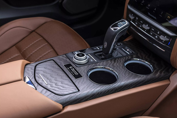 Hãng xe Maserati đã phải nhờ đến tay nghề của đội ngũ nghệ nhân thuộc chương trình cá nhân hóa Fuoriserie nhằm đưa những chi tiết đặc biệt vào chiếc Quattroporte Grand Finale.