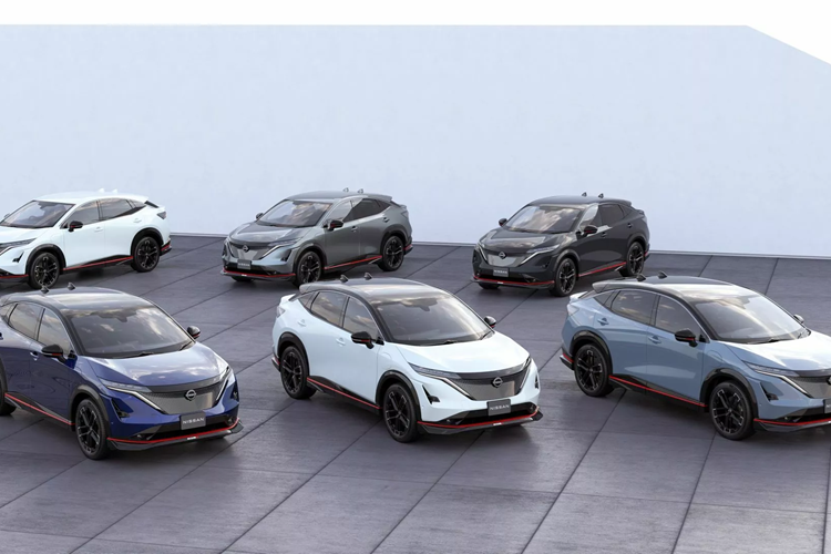 Nissan cũng cho biết rằng phiên bản này có khả năng vào cua tốt hơn so với các phiên bản khác. Có một số thay đổi trong cabin của Ariya Nismo. Điểm đáng chú ý nhất là ghế có bổ sung huy hiệu Nismo, các chi tiết màu đỏ trên bảng điều khiển trung tâm, bảng điều khiển có đường chỉ may màu đỏ.