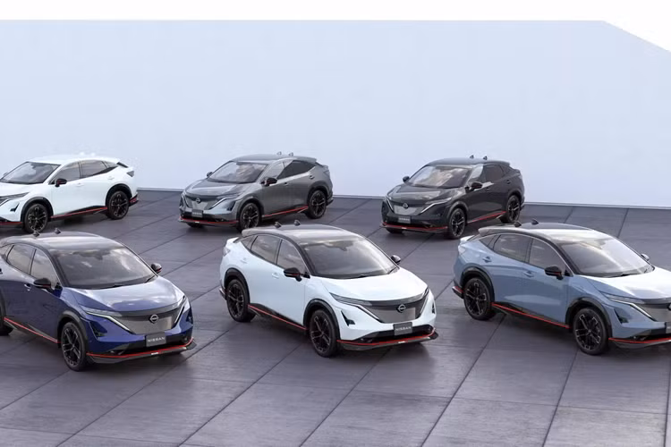 Nissan cũng cho biết rằng phiên bản này có khả năng vào cua tốt hơn so với các phiên bản khác. Có một số thay đổi trong cabin của Ariya Nismo. Điểm đáng chú ý nhất là ghế có bổ sung huy hiệu Nismo, các chi tiết màu đỏ trên bảng điều khiển trung tâm, bảng điều khiển có đường chỉ may màu đỏ.