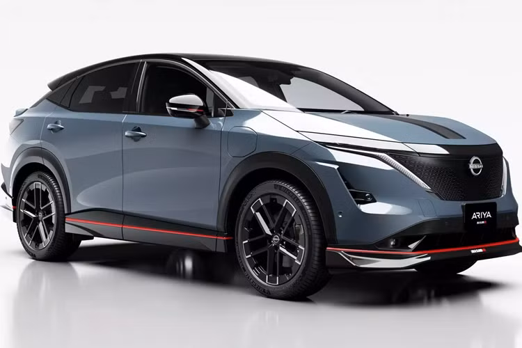 Nismo cũng đã thiết kế cản sau màu đen bóng với chi tiết màu đỏ. Ariya Nismo trang bị bộ mâm hợp kim nhôm kích thước 20 inch. Tại Nhật Bản, Ariya Nismo sẽ có hai phiên bản, còn thị trường toàn cầu chưa rõ sẽ có cả hai phiên bản hay không.