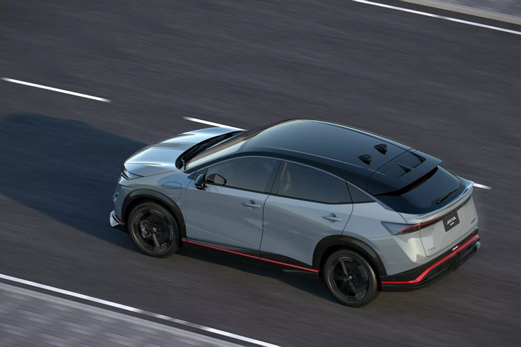 Ngoài ra phần ốp lườn xe, cản sau và gương chiếu hậu cũng có chỉnh sửa và bổ sung thêm đường sơn màu đen. Các thay đổi ở phần sau của Ariya Nismo còn đáng chú ý hơn, với cánh gió trên nóc xe và một cánh gió nhỏ cố định ở phần đuôi xe.