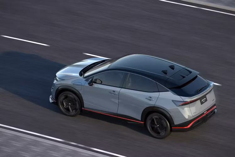 Ngoài ra phần ốp lườn xe, cản sau và gương chiếu hậu cũng có chỉnh sửa và bổ sung thêm đường sơn màu đen. Các thay đổi ở phần sau của Ariya Nismo còn đáng chú ý hơn, với cánh gió trên nóc xe và một cánh gió nhỏ cố định ở phần đuôi xe.