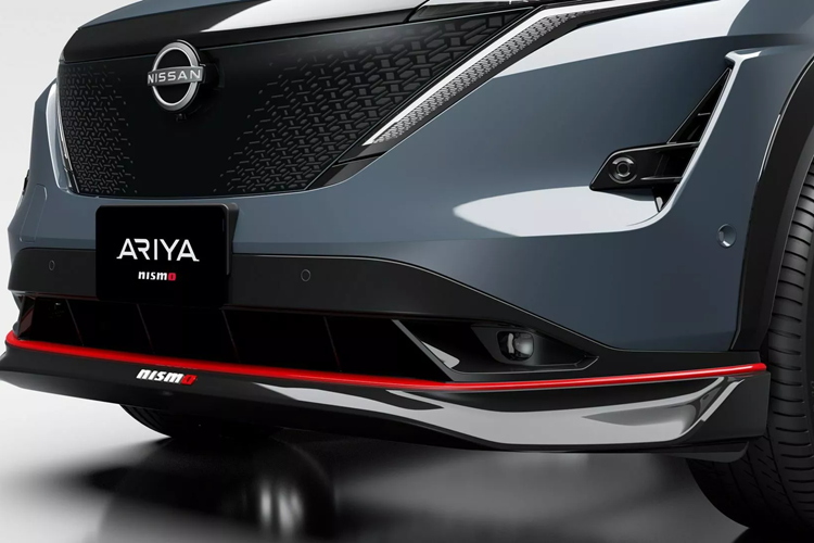 Có những thay đổi rõ rệt về diện mạo trên Nissan Ariya Nismo hiệu suất cao. Đầu tiên là phần đầu xe, Nissan đã chỉnh sửa cản trước và thiết kế mạnh mẽ hơn nhờ phần cản trước dài cùng đường sơn màu đỏ.