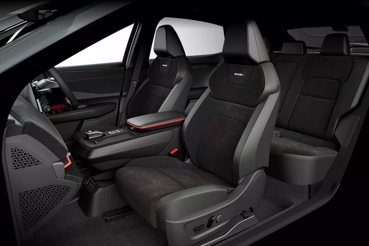 Ariya Nismo tiêu chuẩn – trang bị khối động cơ Nismo B6 e-4ORCE sản sinh công suất 362 mã lực và mô-men xoắn 560 Nm thông qua hai động cơ điện và được trang bị pin dung lượng 66 kWh.