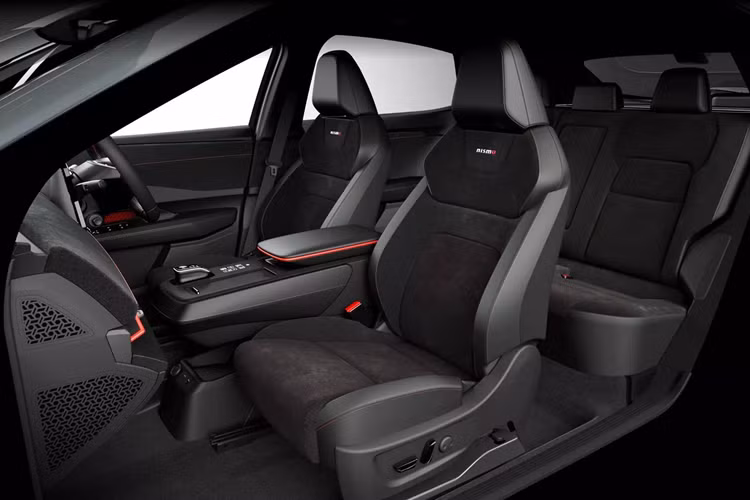 Ariya Nismo tiêu chuẩn – trang bị khối động cơ Nismo B6 e-4ORCE sản sinh công suất 362 mã lực và mô-men xoắn 560 Nm thông qua hai động cơ điện và được trang bị pin dung lượng 66 kWh.