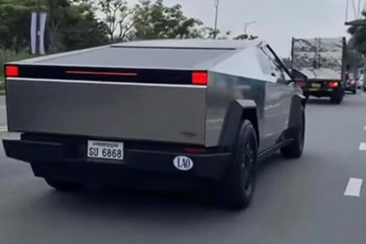 Vận tốc tối đa của xe tăng lên 209 km/h trong khi phạm vi di chuyển giảm xuống còn 515 km. Nếu có thêm pin bổ sung như phiên bản AWD, mẫu xe bán tải Tesla Cybertruck 2024 có thể chạy được 708 km.