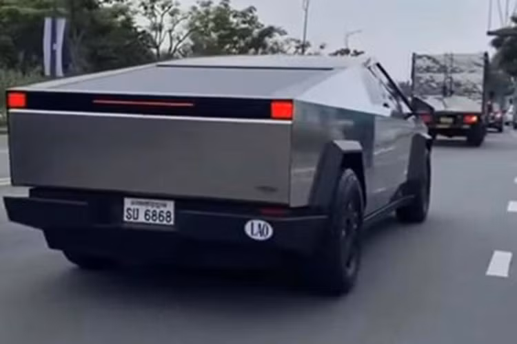 Vận tốc tối đa của xe tăng lên 209 km/h trong khi phạm vi di chuyển giảm xuống còn 515 km. Nếu có thêm pin bổ sung như phiên bản AWD, mẫu xe bán tải Tesla Cybertruck 2024 có thể chạy được 708 km.