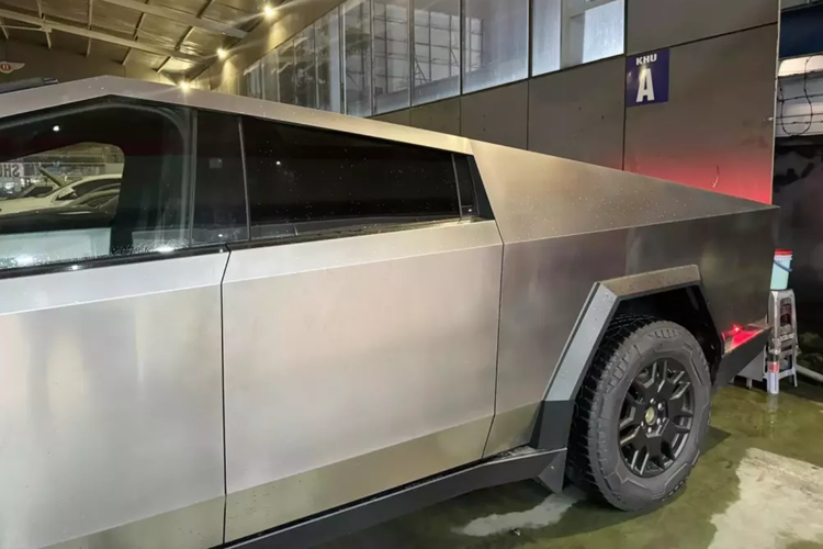 Điểm nhấn của mẫu xe bán tải thuần điện này chính là phần thân vỏ bên ngoài bằng thép không gỉ và không sơn màu. Ông Musk miêu tả phần thân vỏ này như "bộ xương bên ngoài" giúp Cybertruck có độ cứng xoắn cao hơn cả siêu xe McLaren P1 và chống được đạn.