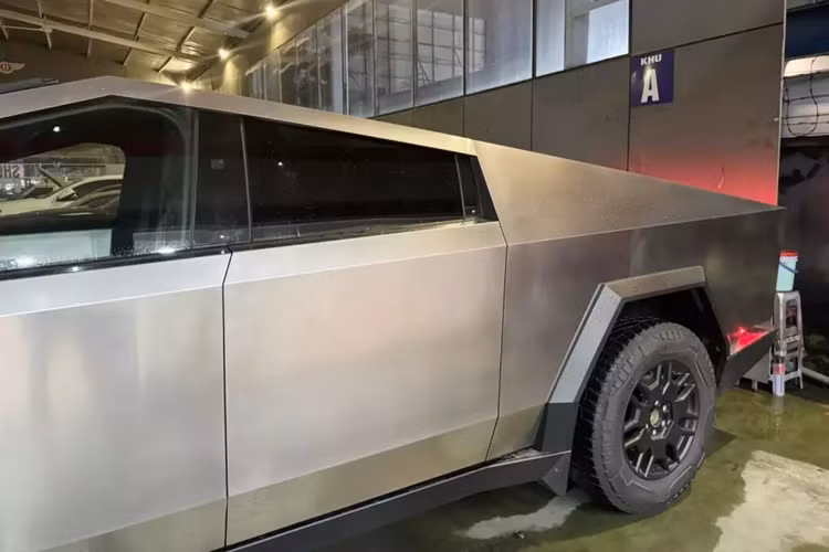 Điểm nhấn của mẫu xe bán tải thuần điện này chính là phần thân vỏ bên ngoài bằng thép không gỉ và không sơn màu. Ông Musk miêu tả phần thân vỏ này như "bộ xương bên ngoài" giúp Cybertruck có độ cứng xoắn cao hơn cả siêu xe McLaren P1 và chống được đạn.