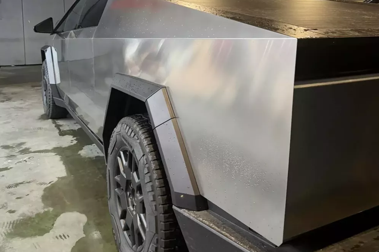 Bên trong mẫu xe bán tải thuần điện Tesla Cybertruck là không gian nội thất được thiết kế theo phong cách tối giản, xe được trang bị màn hình cảm ứng trung tâm 18,5 inch, màn hình giải trí 9,4 inch dành cho hành khách phía sau và trần kính toàn cảnh.