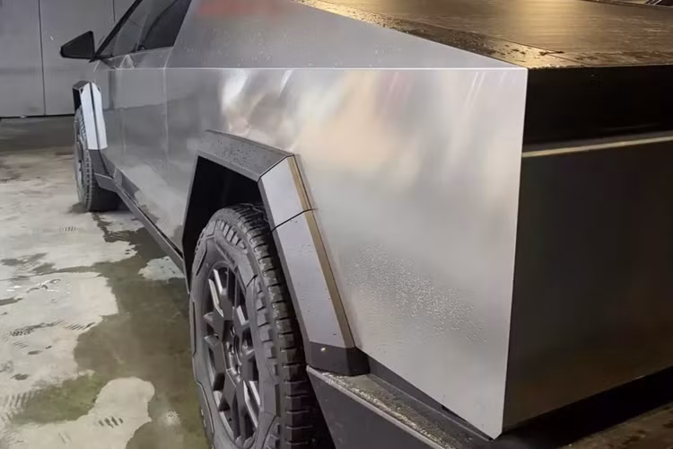 Bên trong mẫu xe bán tải thuần điện Tesla Cybertruck là không gian nội thất được thiết kế theo phong cách tối giản, xe được trang bị màn hình cảm ứng trung tâm 18,5 inch, màn hình giải trí 9,4 inch dành cho hành khách phía sau và trần kính toàn cảnh.