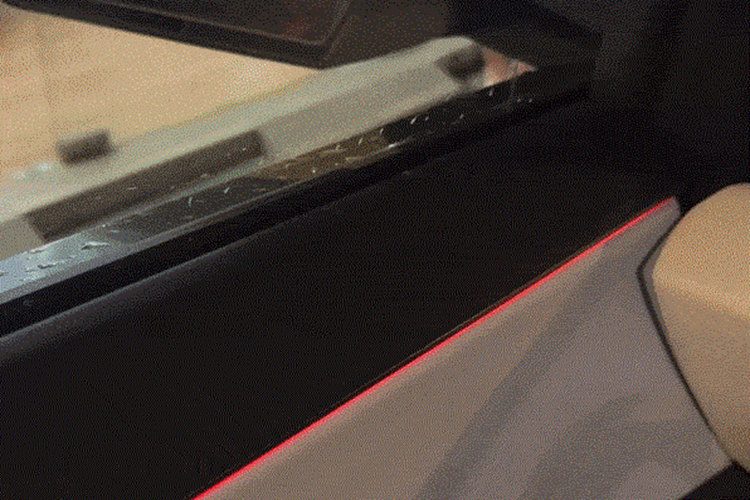 Ngoài thiết kế ngoại thất vuông thành sắc cạnh như xe bán tải đến từ tương lai, Tesla Cybertruck chạy điện này còn được trang bị thùng sau dài 1.828 mm và rộng 1.219 mm.