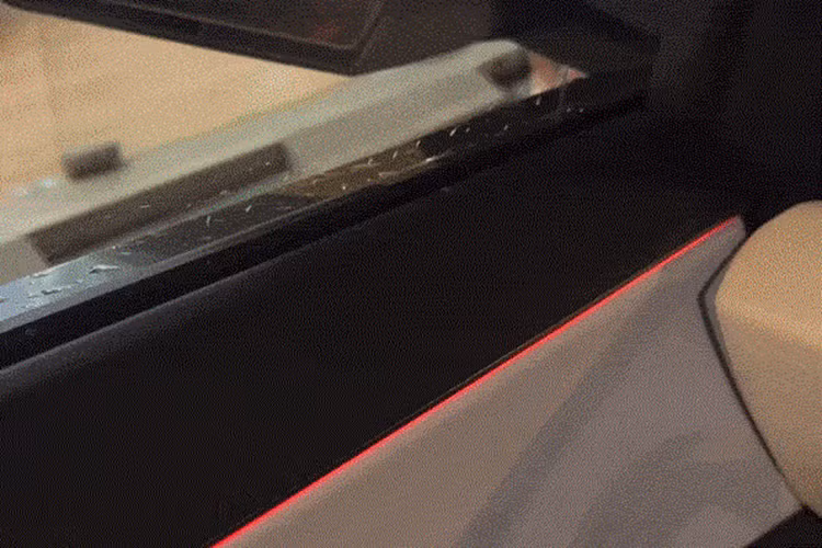 Ngoài thiết kế ngoại thất vuông thành sắc cạnh như xe bán tải đến từ tương lai, Tesla Cybertruck chạy điện này còn được trang bị thùng sau dài 1.828 mm và rộng 1.219 mm.