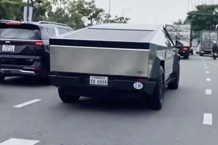 Đoạn video này đã nhanh chóng nhận được sự quan tâm, vì thiết kế xe Tesla Cybertruck 2024 mới quá to lớn, lại còn mang biển số lộc phát đẹp mắt. Và cũng nhờ đó, biết được chiếc xe bán tải điện Tesla Cybertruck đầu tiên ở Việt Nam được nhập về Lào.