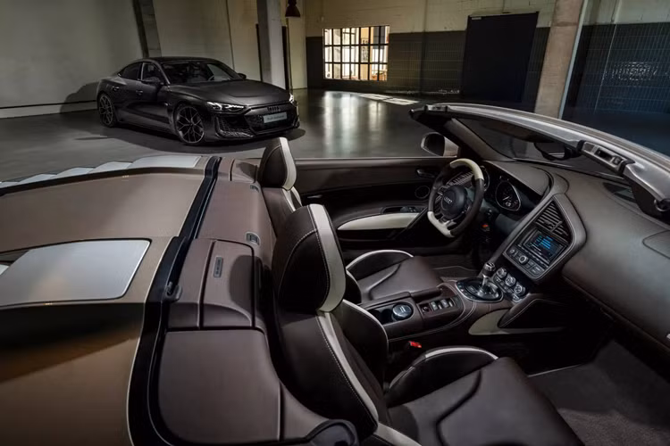 Các tấm trung tâm của ghế, vòm vai và tựa lưng được hoàn thiện với màu xám Mint Gray và tương phản với các đường trang trí màu tím More Violet. Gỗ bạch đàn được chọn để khảm trang trí trên bảng điều khiển. Tấm lót cửa bằng sợi nhỏ Dinamica màu xám bạc hà với huy hiệu Audi Exclusive và lưới loa phối hợp màu sắc.