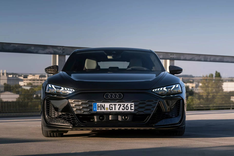 Cùng với đó là bộ mâm RS thể thao có thiết kế chấu kép độc đáo làm tăng thêm nét đặc biệt của mẫu xe, có thể được hoàn thiện với 3 lựa chọn màu sắc bao gồm đen, vàng Neodymium Gold ánh mờ và bạc bóng. Bên trong cabin xe có nhiều điểm nhấn đặc biệt.