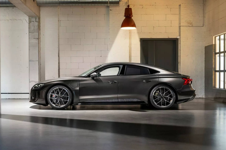 Bản đặc biệt này thực chất không khác biệt gì so với Adudi e-tron GT chạy điện thông thường về khía cạnh kỹ thuật và vận hành. Là sản phẩm của đơn vị Audi Exclusive chuyên thực hiện cá nhân hóa nên Audi e-tron GT Arabica Gray có thêm một số nét độc đáo về ngoại hình và tôn thêm sự đặc trưng cho chủ sở hữu.