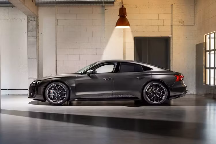 Bản đặc biệt này thực chất không khác biệt gì so với Adudi e-tron GT chạy điện thông thường về khía cạnh kỹ thuật và vận hành. Là sản phẩm của đơn vị Audi Exclusive chuyên thực hiện cá nhân hóa nên Audi e-tron GT Arabica Gray có thêm một số nét độc đáo về ngoại hình và tôn thêm sự đặc trưng cho chủ sở hữu.