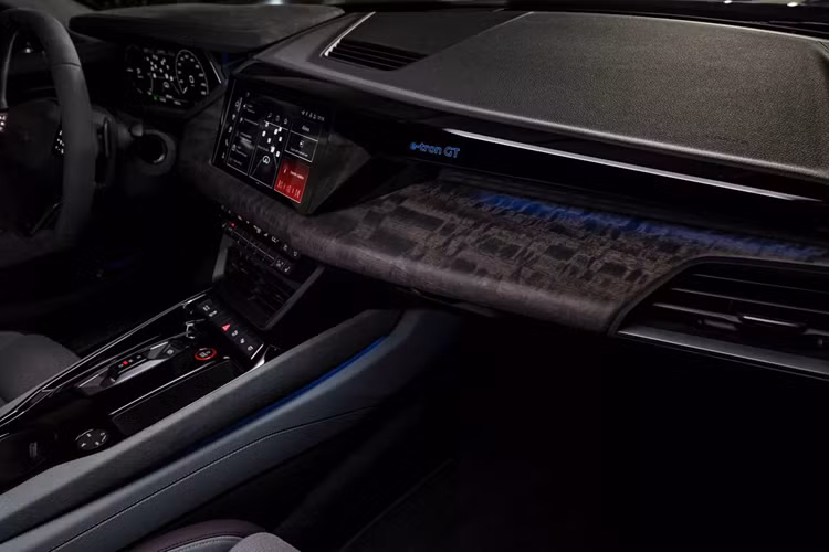 Giao diện phần mềm điều khiển của xe được cá nhân hóa với số thứ tự của từng xe trên tổng số 299 chiếc. Bên cạnh đó, khách hàng đặt mua bản e-tron GT Arabica Gray còn có nhiều tùy chọn cá nhân hóa.