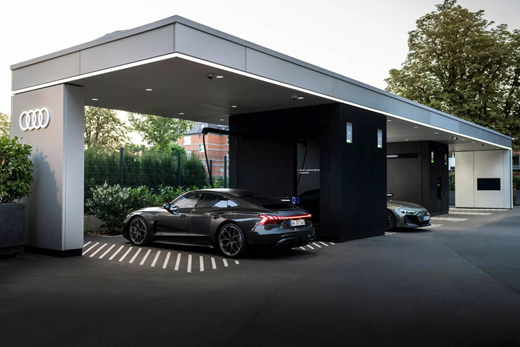 Được biết, Audi Exclusive nhận làm bản đặc biệt e-tron GT Arabica Gray này như một gói nâng cấp bổ sung cho tất cả các cấu hình hiện tại của dòng xe Audi e-tron GT. Hiện mức giá xe Audi e-tron GT Arabica Gray 2025 chưa được công khai. Chỉ những ai đăng ký dịch vụ cá nhân hóa Audi Exclusive mới được hãng cho biết thông tin cụ thể nhất.