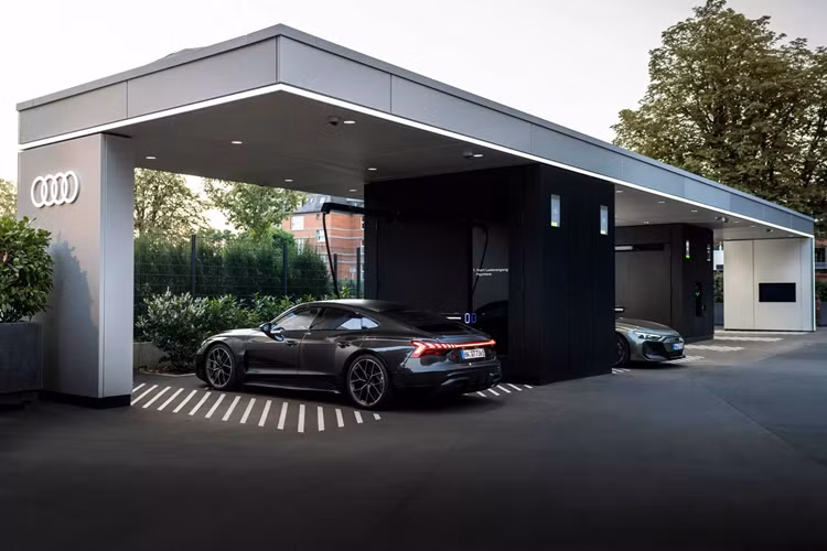 Được biết, Audi Exclusive nhận làm bản đặc biệt e-tron GT Arabica Gray này như một gói nâng cấp bổ sung cho tất cả các cấu hình hiện tại của dòng xe Audi e-tron GT. Hiện mức giá xe Audi e-tron GT Arabica Gray 2025 chưa được công khai. Chỉ những ai đăng ký dịch vụ cá nhân hóa Audi Exclusive mới được hãng cho biết thông tin cụ thể nhất.