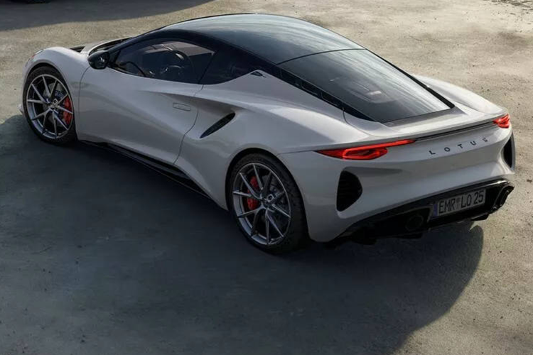 Chúng bao gồm hệ thống treo thể thao hơn, đĩa phanh hai mảnh được khoan chéo và cải tiến đường lưu thông gió, cùng tính năng hỗ trợ xuất phát launch control. Mức giá xe Lotus Emira Turbo SE 2025 chưa công bố, xe hiện được đặt cọc tại một số thị trường chọn lọc ở châu Á Thái Bình Dương, Trung Đông và châu Phi.