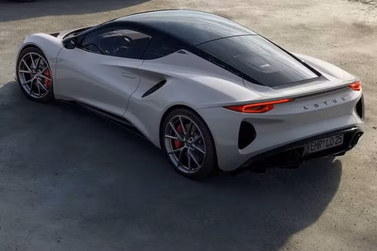 Chúng bao gồm hệ thống treo thể thao hơn, đĩa phanh hai mảnh được khoan chéo và cải tiến đường lưu thông gió, cùng tính năng hỗ trợ xuất phát launch control. Mức giá xe Lotus Emira Turbo SE 2025 chưa công bố, xe hiện được đặt cọc tại một số thị trường chọn lọc ở châu Á Thái Bình Dương, Trung Đông và châu Phi.