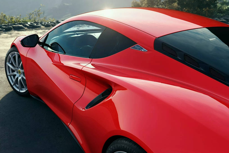 Lotus Emira Turbo SE sở hữu bộ mâm màu xám Satin Grey 20 inch độc đáo nan chữ V, kẹp phanh màu đỏ, huy hiệu ‘Emira Turbo SE’ mới, logo Lotus màu đen và ống xả màu đen.