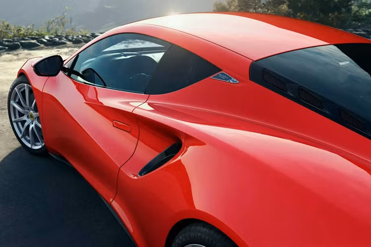 Lotus Emira Turbo SE sở hữu bộ mâm màu xám Satin Grey 20 inch độc đáo nan chữ V, kẹp phanh màu đỏ, huy hiệu ‘Emira Turbo SE’ mới, logo Lotus màu đen và ống xả màu đen.