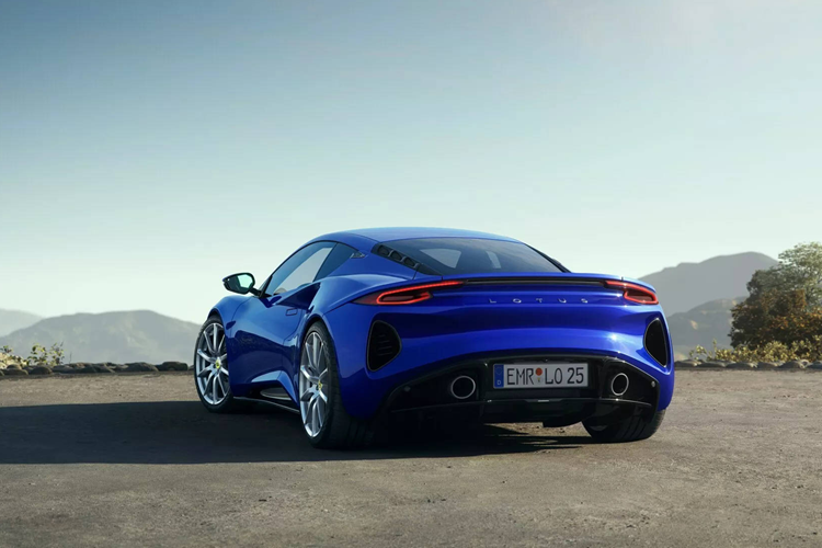 Trong nội thất có phần trần xe được bọc Alcantara, còn lại không khác gì so với Emira Turbo với bảng đồng hồ kỹ thuật số TFT 12,3 inch, màn hình trung tâm cảm ứng 10,25 inch, dàn âm thanh KEF 10 loa, nhiều hộc chứa đồ tiện dụng… Khách hàng tìm đến bản Emira Turbo SE sẽ nhận được nhiều tiện ích có sẵn trong gói Lotus Drivers Pack, vốn là tùy chọn của Emira Turbo nhưng giờ đây trở thành trang bị tiêu chuẩn.