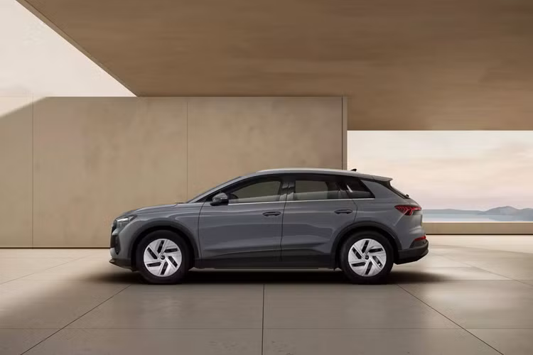 Audi Q4 35 e-tron chạy điện phiên bản này có pin 55 kWh và mô-tơ điện khá “khiêm tốn” chỉ 170 mã lực, nhưng bù lại là giá xe Audi Q4 35 e-tron khởi điểm chỉ 45.600 euro (tương đương 1,25 tỷ đồng), rẻ hơn tới 7.350 euro (203 triệu đồng) so với Q4 45 e-tron dùng pin 82 kWh.