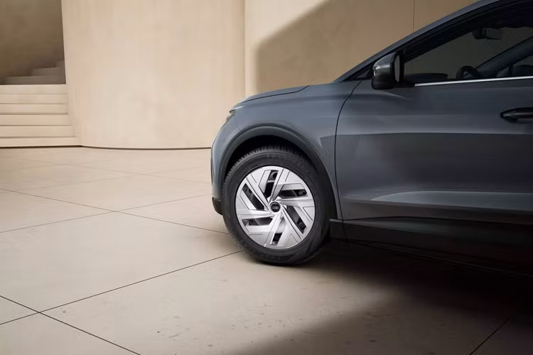 Mô-tơ điện gắn tại cầu sau của Q4 35 e-tron sản sinh công suất 170 mã lực (125 kW) và mô-men xoắn cực đại 310 Nm, cho phép xe tăng tốc từ 0-100 km/h trong vòng 9 giây trước khi đạt tốc độ tối đa 160 km/h.