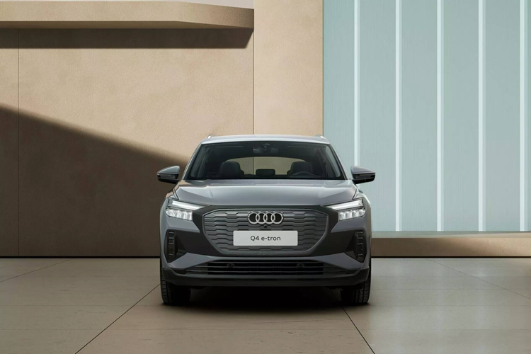 Bộ pin 55 kWh chỉ đủ năng lượng để cung cấp phạm vi hoạt động 355 km cho mẫu Q4 35 e-tron. Đối với biến thể Sportback, nhờ kiểu dáng có tính khí động học tốt hơn, nên quãng đường di chuyển được lợi thêm chút và đạt 365 km sau một lần sạc đầy pin.