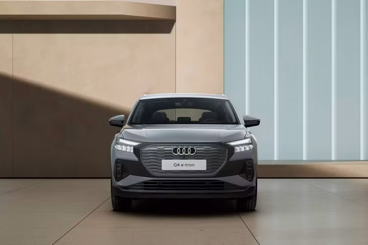 Bộ pin 55 kWh chỉ đủ năng lượng để cung cấp phạm vi hoạt động 355 km cho mẫu Q4 35 e-tron. Đối với biến thể Sportback, nhờ kiểu dáng có tính khí động học tốt hơn, nên quãng đường di chuyển được lợi thêm chút và đạt 365 km sau một lần sạc đầy pin.