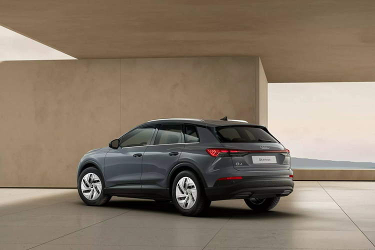 Về trang bị, khách hàng sẽ thấy Q4 35 e-tron là một chiếc xe gầm cao cỡ nhỏ hạng sang khá cơ bản với thân xe ốp nhựa và mâm thép 19 inch có ốp cách điệu. Mẫu xe này còn có đèn pha LED, vô-lăng bọc da, ghế trước bọc vải có sưởi và cụm đồng hồ kỹ thuật số 10,25 inch.