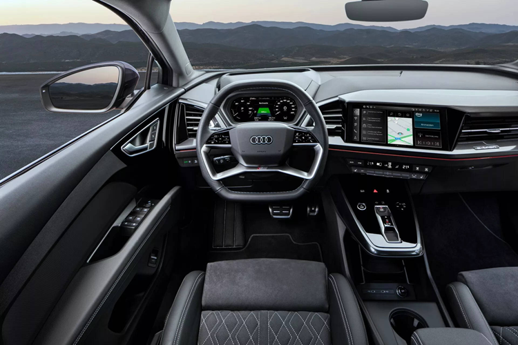 Tất cả những thông số này đều kém hơn so với “đàn anh” Q4 45 e-tron, bao gồm công suất 286 mã lực (210 kW), mô-men xoắn 545 Nm, 0-100 km/h trong 6,7 giây và vận tốc cực đại 180 km/h.