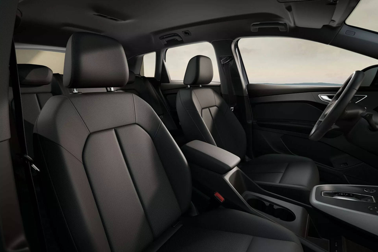 Bên cạnh những “thiệt thòi” được nêu trên, Q4 35 e-tron còn có công suất sạc nhanh DC chỉ là 145 kW thay vì 175 kW như của Q4 45 e-tron.