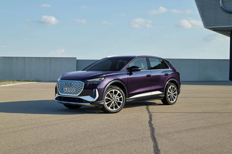 Q4 35 e-tron còn sở hữu tính năng ChatGPT nhận lệnh điều khiển bằng giọng nói. Khách hàng có thể điều khiển thông tin giải trí, dẫn đường và điều chỉnh điều hòa không khí cũng như đặt những câu hỏi thường ngày.