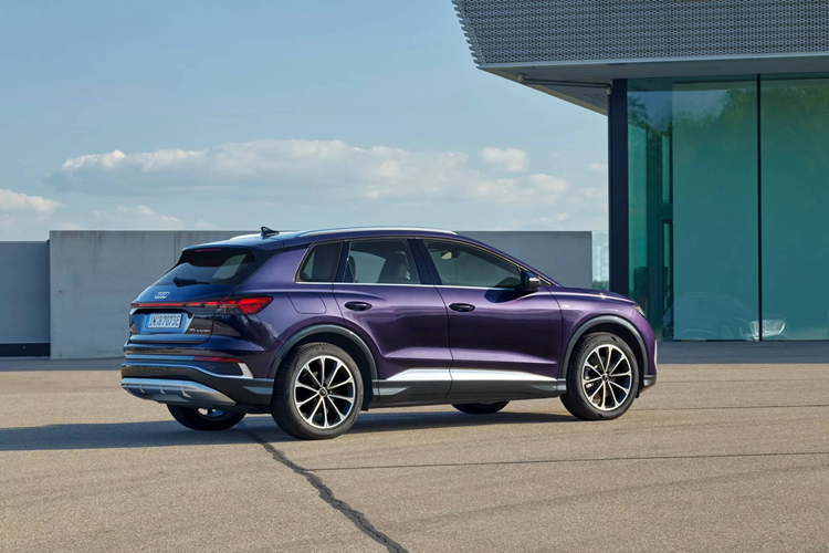 Việc thao tác bằng ngôn ngữ tự nhiên được Audi nhấn mạnh là sẽ giúp lái xe an toàn hơn vì người lái có thể liên tục theo dõi tình hình giao thông mà không cần rời mắt.