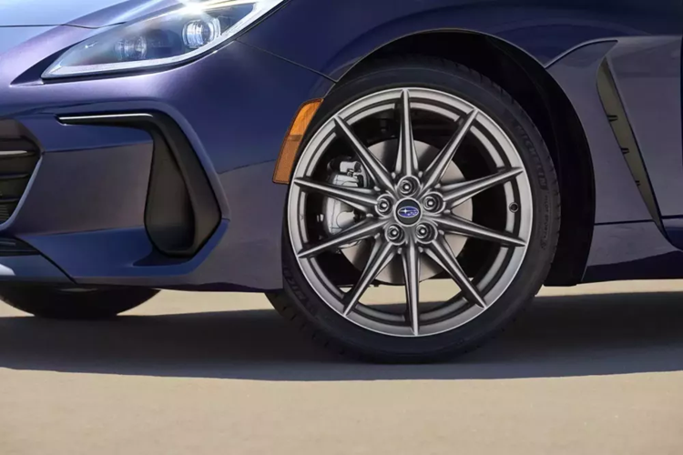 Sức mạnh được cung cấp bởi động cơ bốn xi-lanh 2,4 lít hút khí tự nhiên sản sinh công suất 228 mã lực và mô-men xoắn 184 lb-ft (249 Nm). Nó được kết nối độc quyền với hộp số sàn sáu cấp với cần chuyển số hành trình ngắn STI.