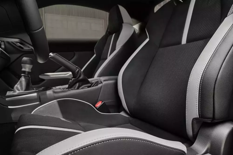 Những nâng cấp tiếp tục ở bên trong khi có ghế thể thao phía trước bọc da Ultrasuede màu đen tương phản với đệm da màu xám. Chúng được kết hợp với đường khâu tương phản màu xám, nút khởi động STI màu đỏ và núm chuyển số bằng nhôm.