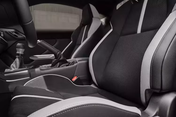 Những nâng cấp tiếp tục ở bên trong khi có ghế thể thao phía trước bọc da Ultrasuede màu đen tương phản với đệm da màu xám. Chúng được kết hợp với đường khâu tương phản màu xám, nút khởi động STI màu đỏ và núm chuyển số bằng nhôm.