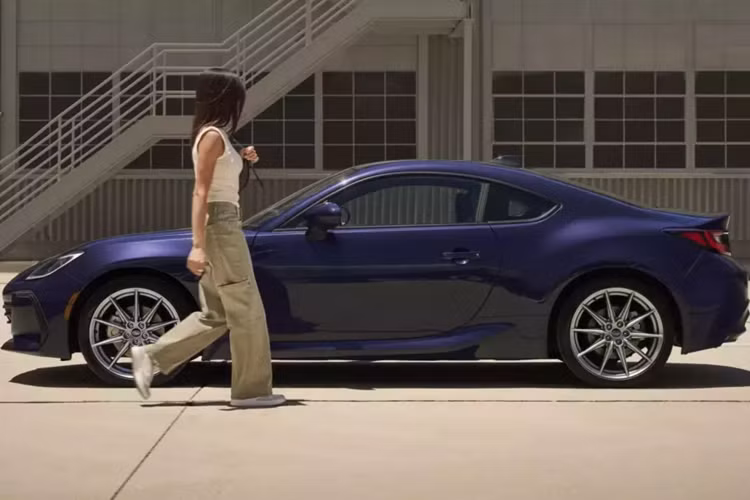 Như tên gọi, điểm nhấn ở đây là lớp sơn Galaxy Purple Pearl mới trên xe thể thao Subaru BRZ Series 2025, được bổ sung thêm huy hiệu màu đen tạo nên sự tương phản tinh tế. Chiếc xe cũng được trang bị bánh xe 18 inch độc đáo với lớp hoàn thiện màu bạc satin mới.