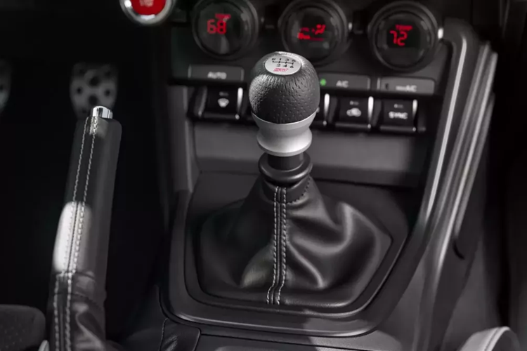 Vì phiên bản đặc biệt dựa trên phiên bản Limited, người mua cũng sẽ tìm thấy cụm đồng hồ kỹ thuật số 7 inch và hệ thống thông tin giải trí 8 inch. Các điểm nổi bật khác bao gồm hệ thống âm thanh cao cấp, điều hòa tự động hai vùng và ghế trước có sưởi.