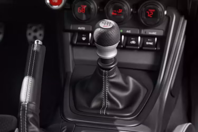 Vì phiên bản đặc biệt dựa trên phiên bản Limited, người mua cũng sẽ tìm thấy cụm đồng hồ kỹ thuật số 7 inch và hệ thống thông tin giải trí 8 inch. Các điểm nổi bật khác bao gồm hệ thống âm thanh cao cấp, điều hòa tự động hai vùng và ghế trước có sưởi.