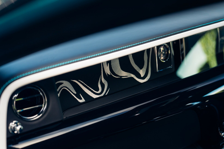 Chiếc xe điện hai cửa Spectre được mang tới Goodwood lại sở hữu màu sơn hai tông màu Peony Pearl và Black Diamond tượng trưng cho buổi bình minh của một kỷ nguyên mới đầy táo bạo của Rolls-Royce. Để tô điểm cho ngoại thất cũng như làm nổi bật vẻ năng động và sức mạnh của Spectre, xe được trang bị bộ mâm 23 inch có thiết kế đặc trưng.