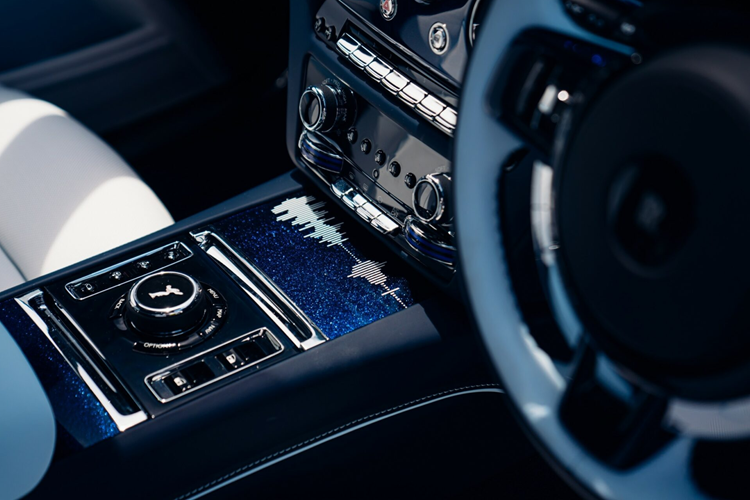 Bên cạnh việc trưng bày trong gian hàng của Rolls-Royce, chiếc xe này đồng thời còn tham dự vào sự kiện “leo đồi” đặc trưng của Goodwood hàng năm. Chiếc Rolls-Royce Phantom tới Goodwood 2024 đã được thiết kế và tạo ra bởi các nhà thiết kế, kỹ sư và nghệ nhân có tay nghề cao của thương hiệu.