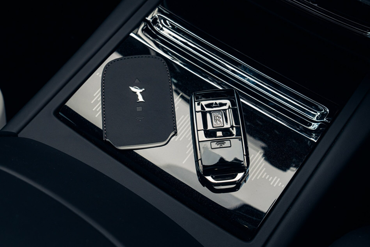 Để bổ sung cho Peony Pearl Spectre, Bộ sưu tập Hành lý Escapism thanh lịch đã được thiết kế và chế tác từ da và vải bạt bền chất lượng cao nhất, lý tưởng cho những ai đi du lịch để có những trải nghiệm phong phú và những khoảnh khắc khám phá ngẫu hứng.