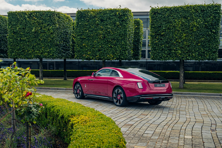 Chiếc Rolls-Royce Ghost năm nay lại mang trên mình ngoại thất màu xanh Blue Crystal over Black, biểu tượng của Ghost được tạo ra để tôn vinh sự kiện này, toát lên vẻ sang trọng và tinh tế vượt thời gian.